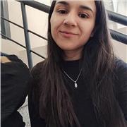 Profesora de matemáticas que imparte clases para alumnos del secundarios y de informática para todas las edades